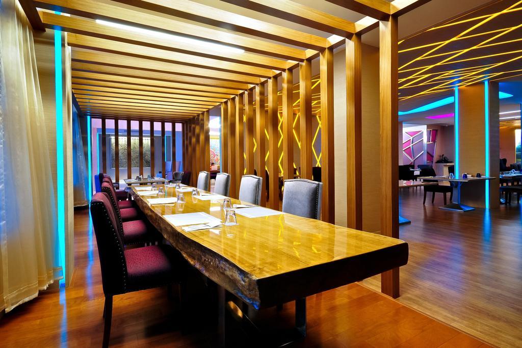 One One Bangkok Hotell Exteriör bild
