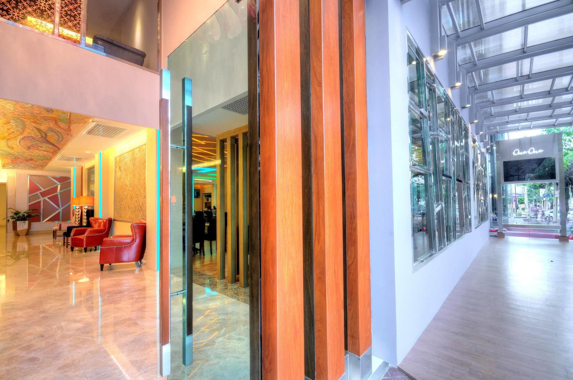 One One Bangkok Hotell Exteriör bild